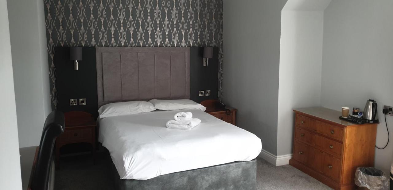 The Diplomat Hotel Restaurant & Spa Llanelli Esterno foto