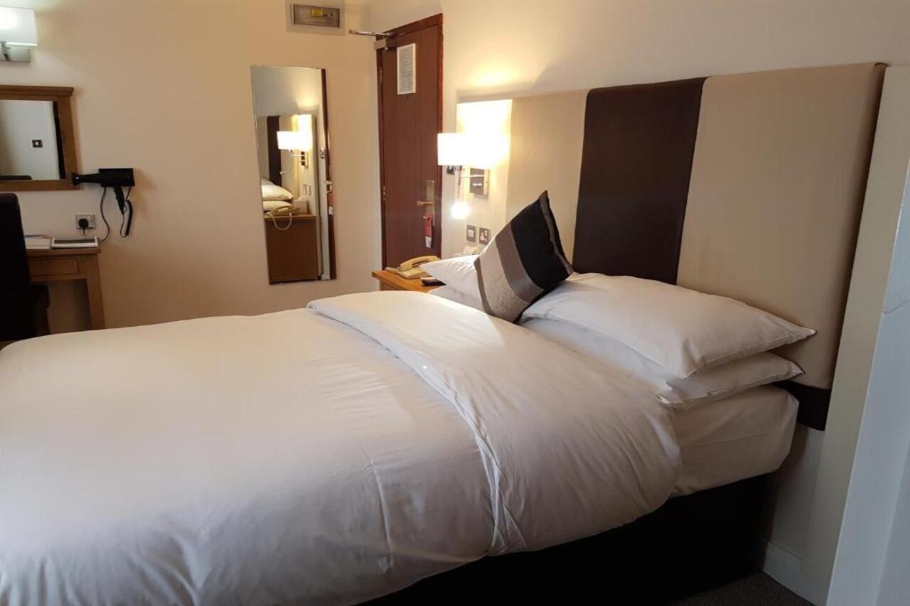 The Diplomat Hotel Restaurant & Spa Llanelli Esterno foto