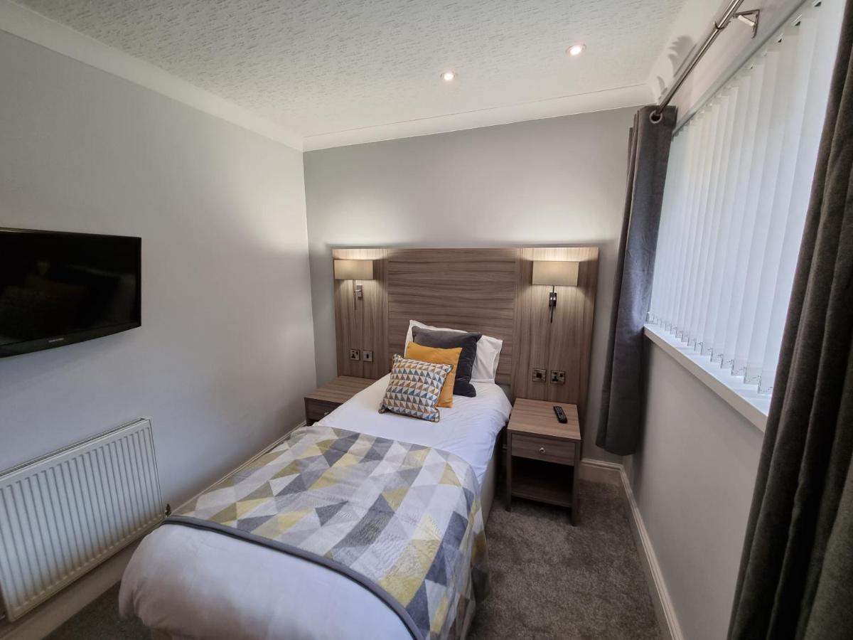 The Diplomat Hotel Restaurant & Spa Llanelli Esterno foto