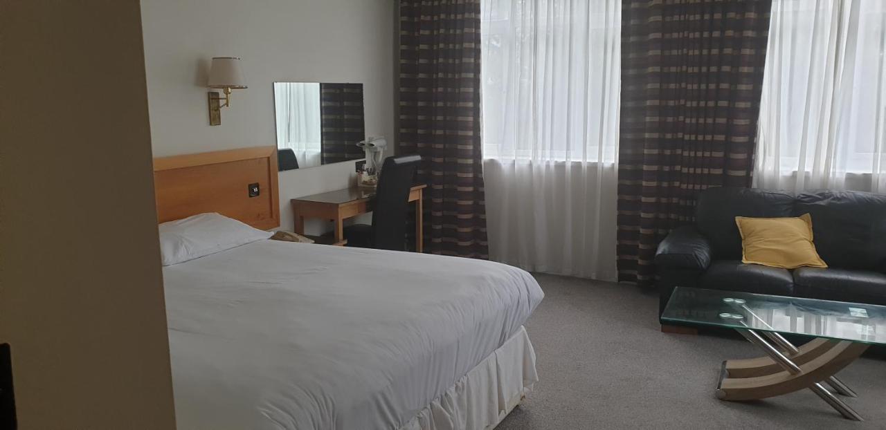 The Diplomat Hotel Restaurant & Spa Llanelli Esterno foto