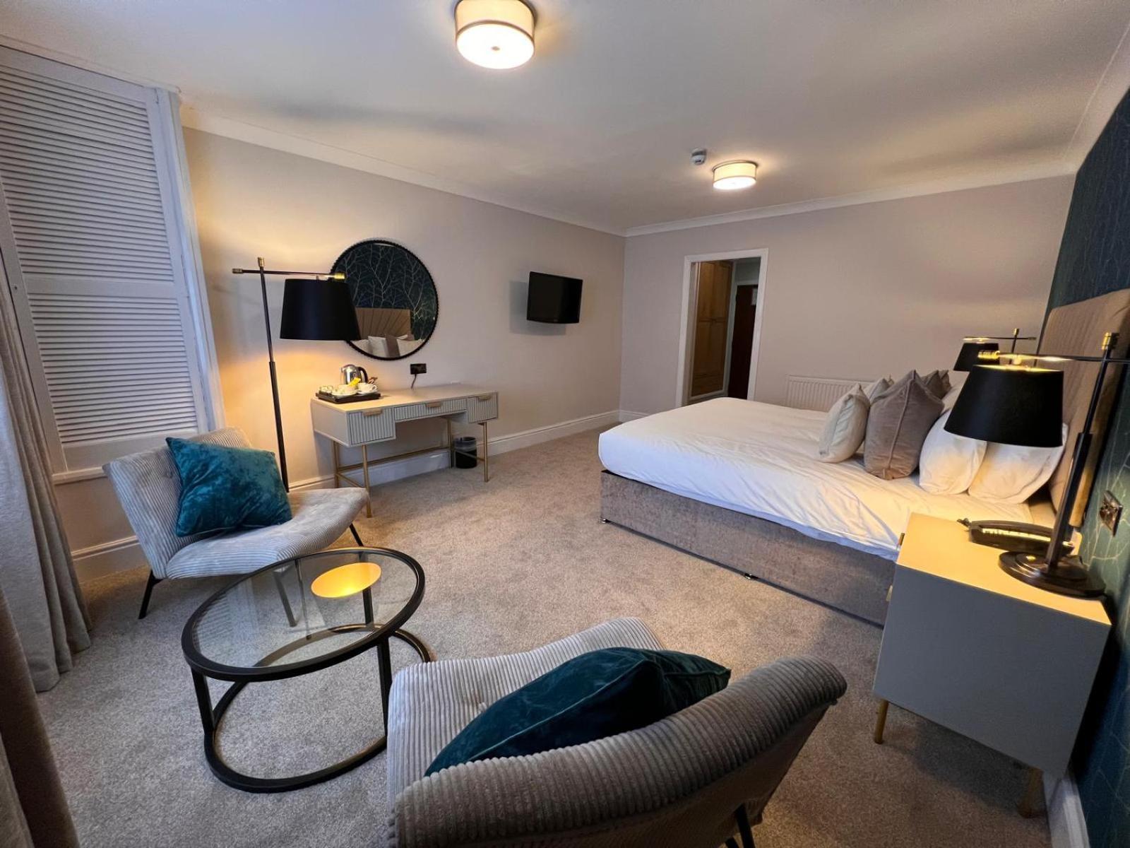 The Diplomat Hotel Restaurant & Spa Llanelli Esterno foto