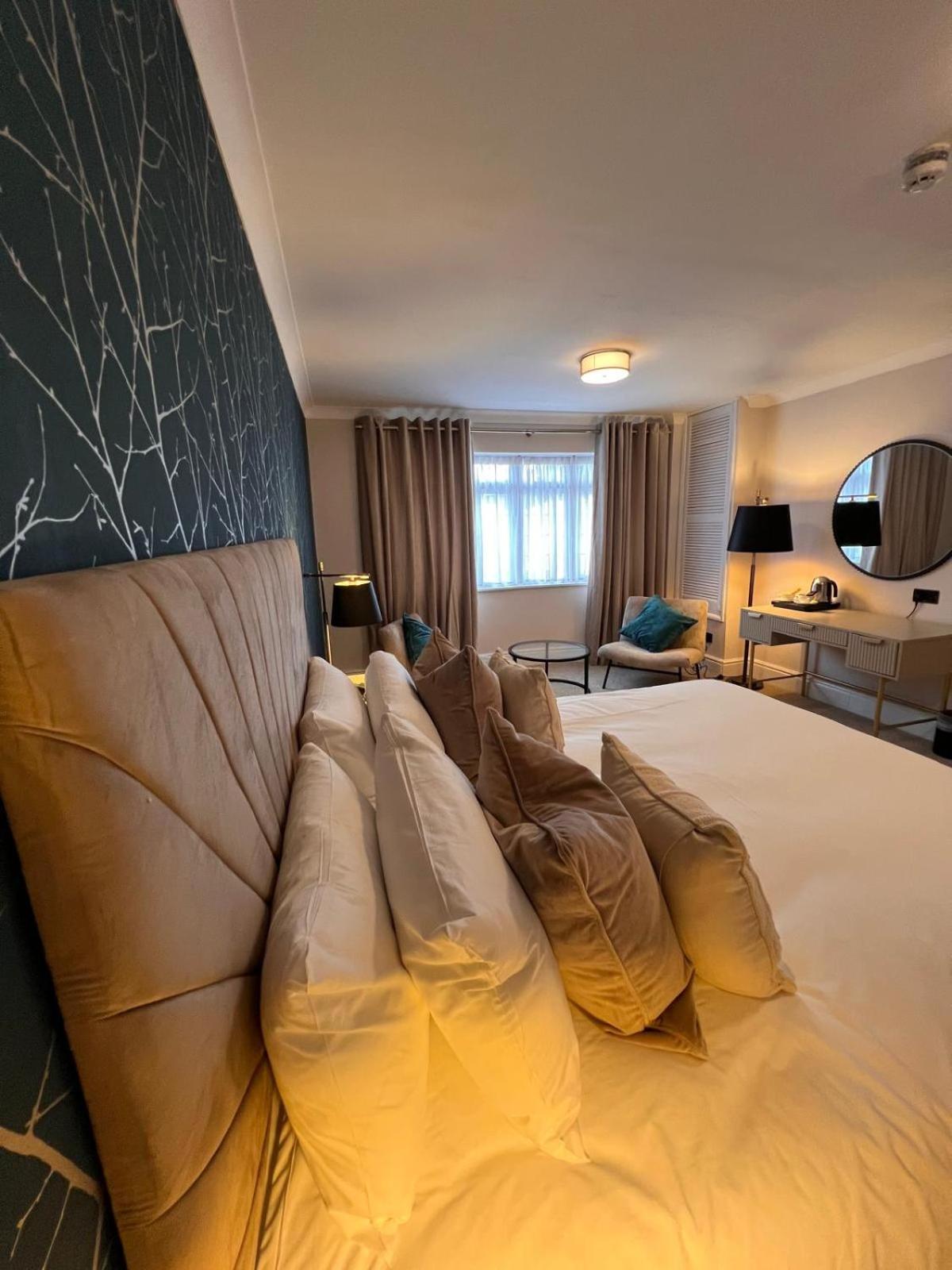 The Diplomat Hotel Restaurant & Spa Llanelli Esterno foto