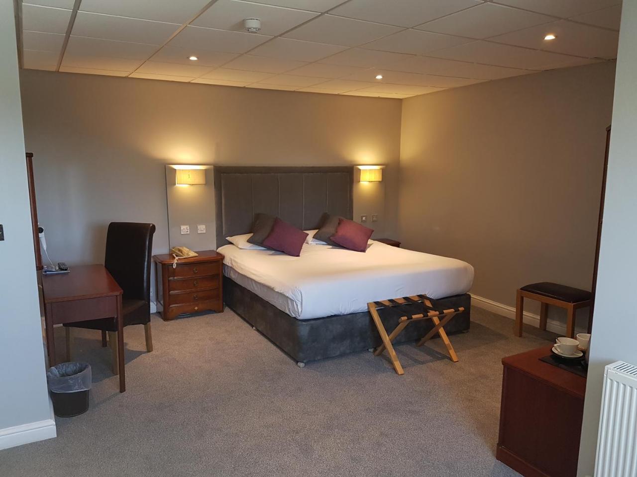 The Diplomat Hotel Restaurant & Spa Llanelli Esterno foto